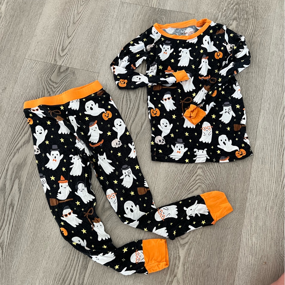 Little sleepies, two piece pajamas with ghosts!